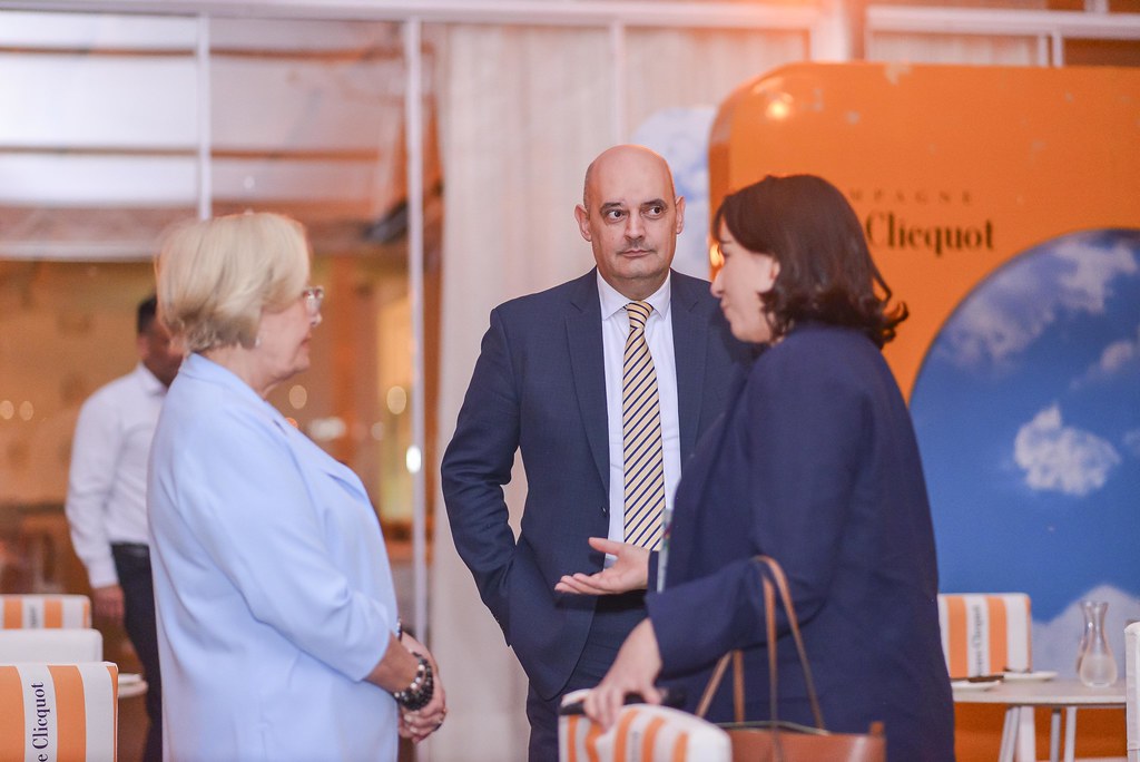 her_0239_54016457641_l