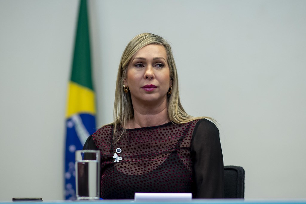 her_4248_54017067150_l