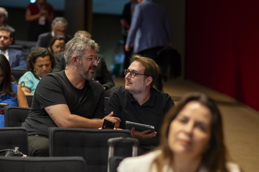 her_4417_54016633266_l