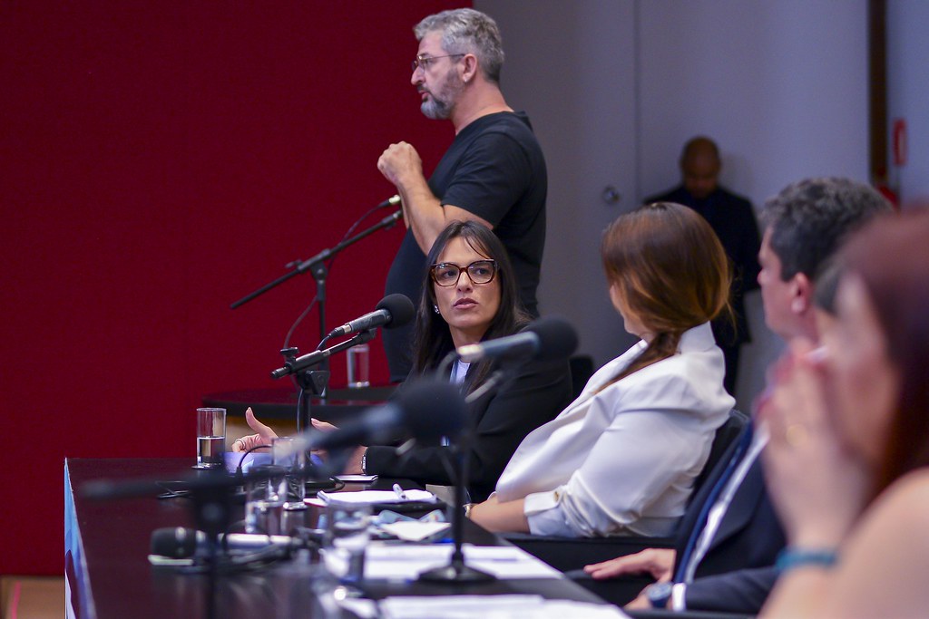 her_4849_54017039150_l