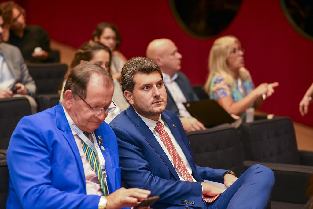 her_9295_54016760584_l