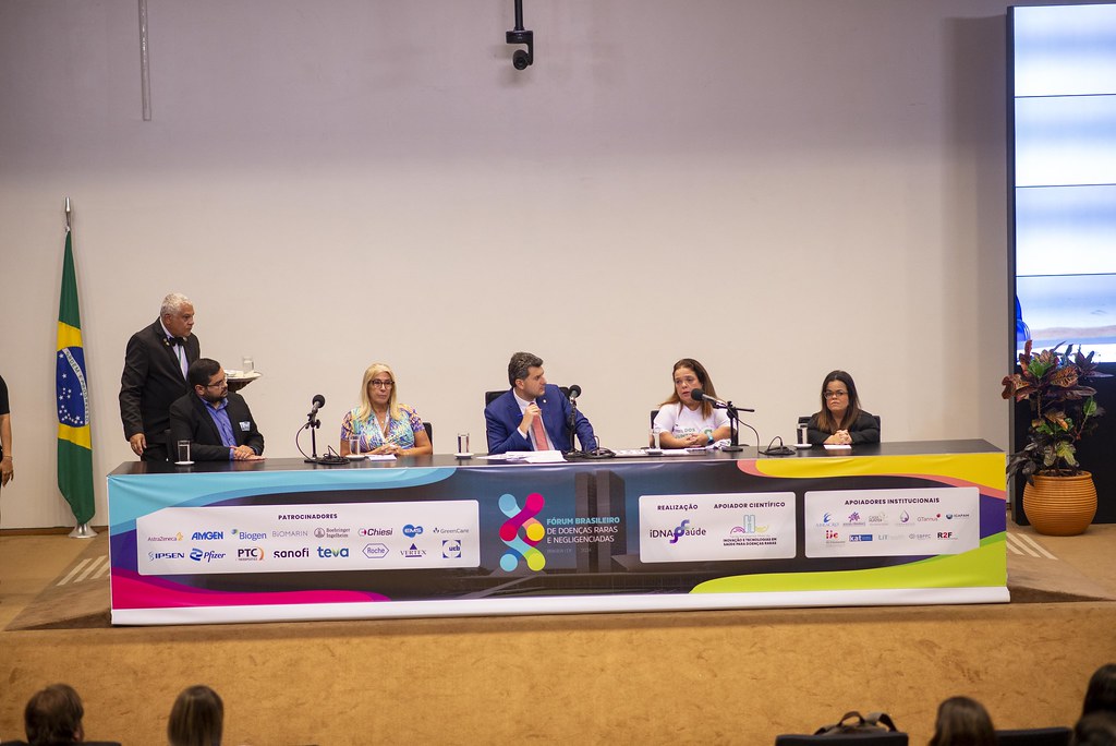 her_9324_54016653593_l