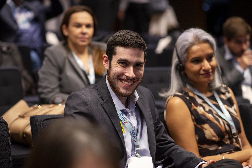 her_9330_54016652793_l