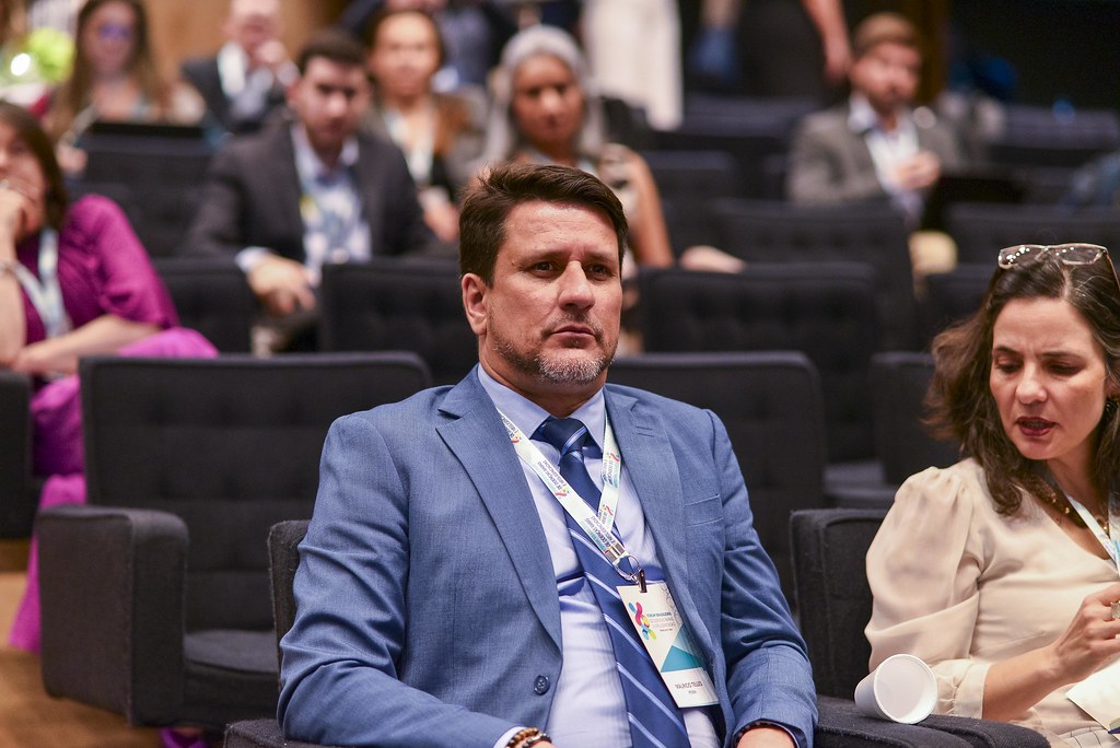 her_9335_54016757874_l