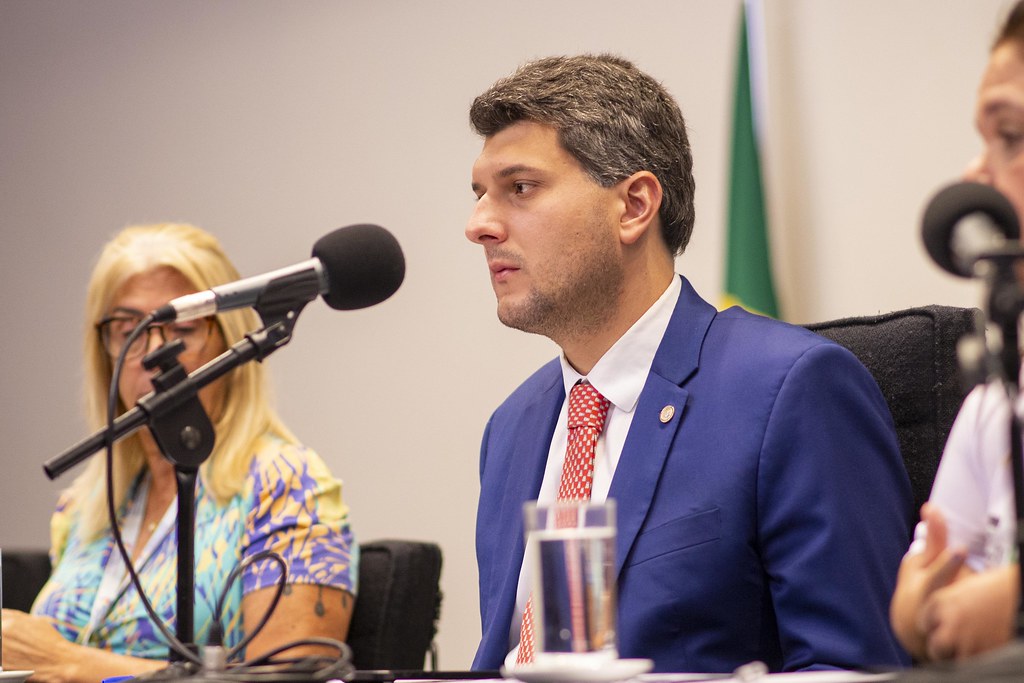 her_9346_54016857955_l