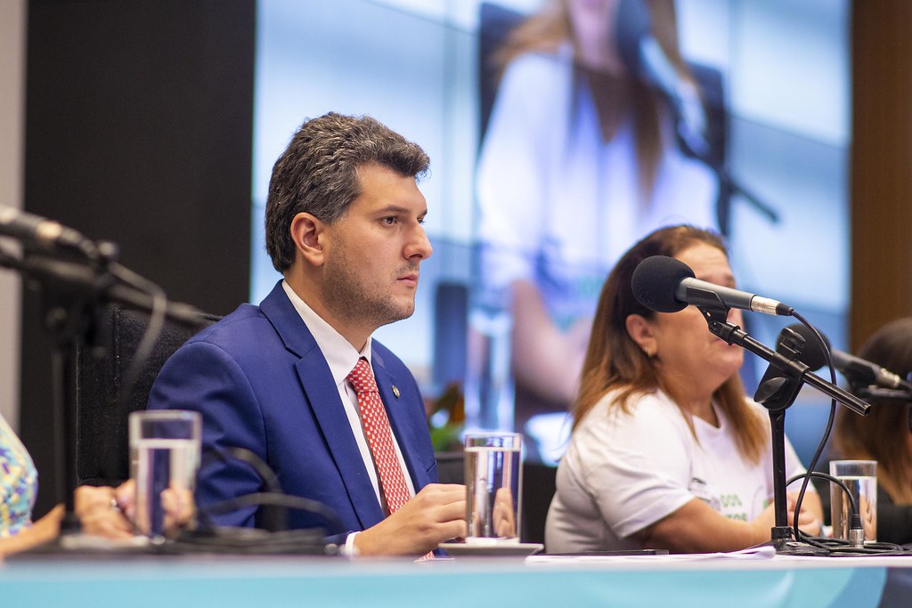 her_9367_54016752954_l