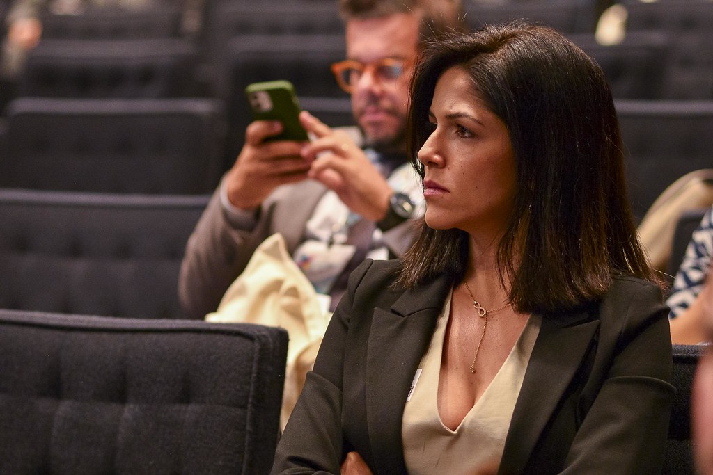 her_9373_54016751744_l