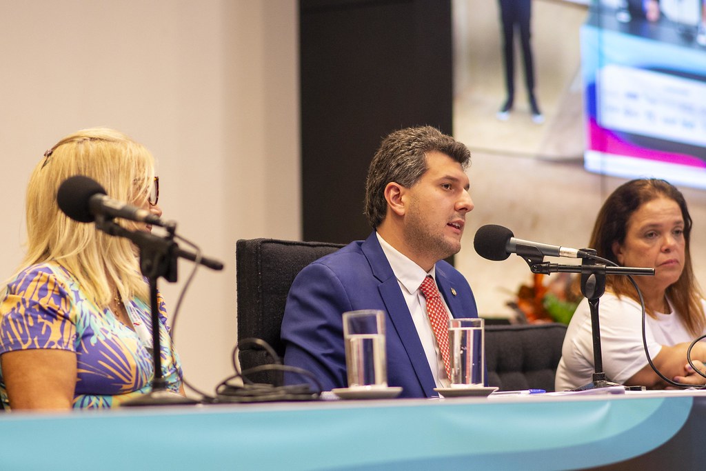 her_9422_54016746999_l