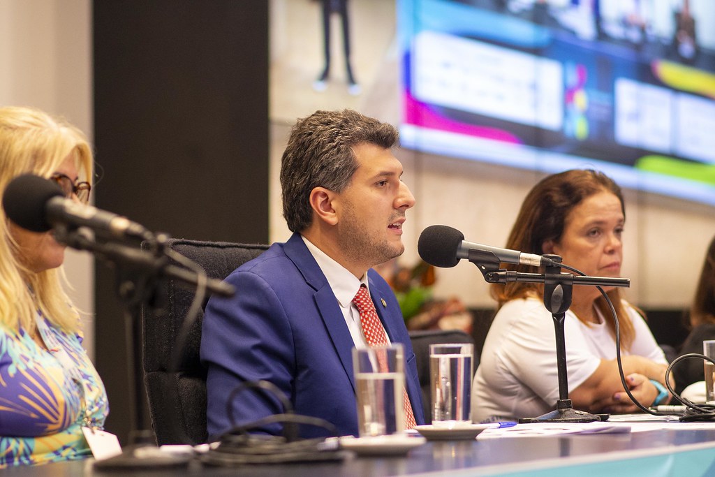 her_9432_54016641043_l