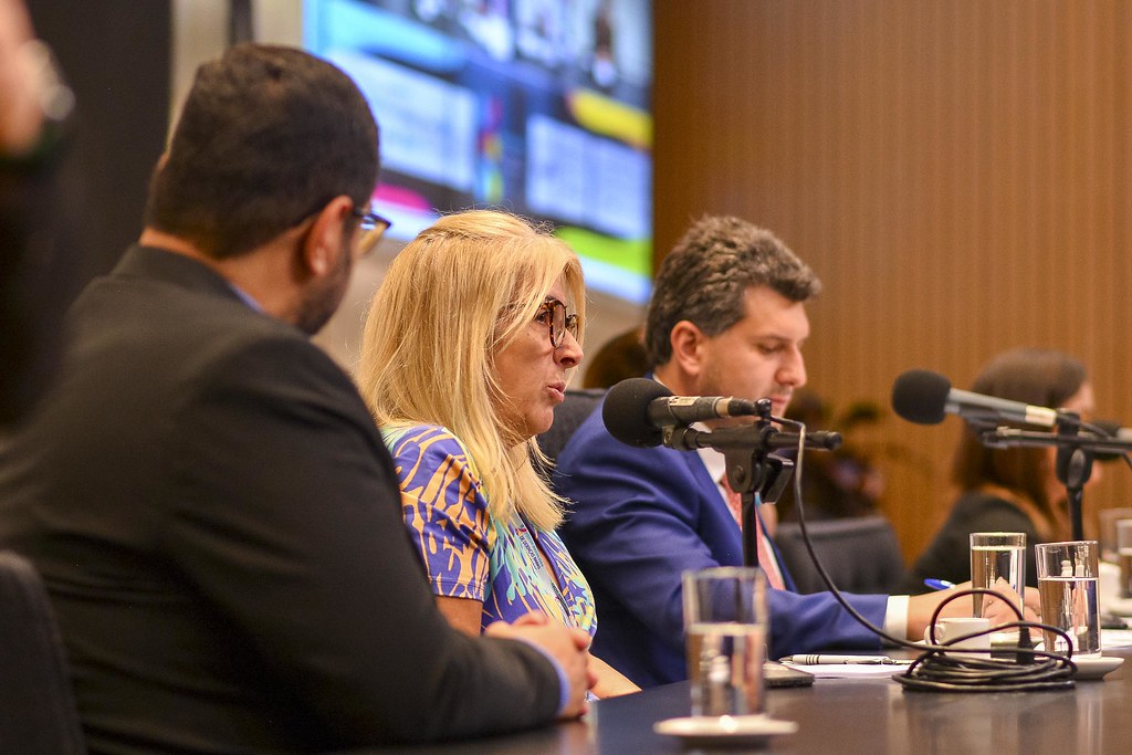 her_9484_54016638208_l