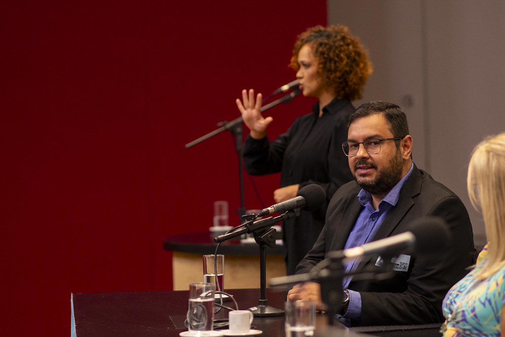 her_9560_54016882705_l