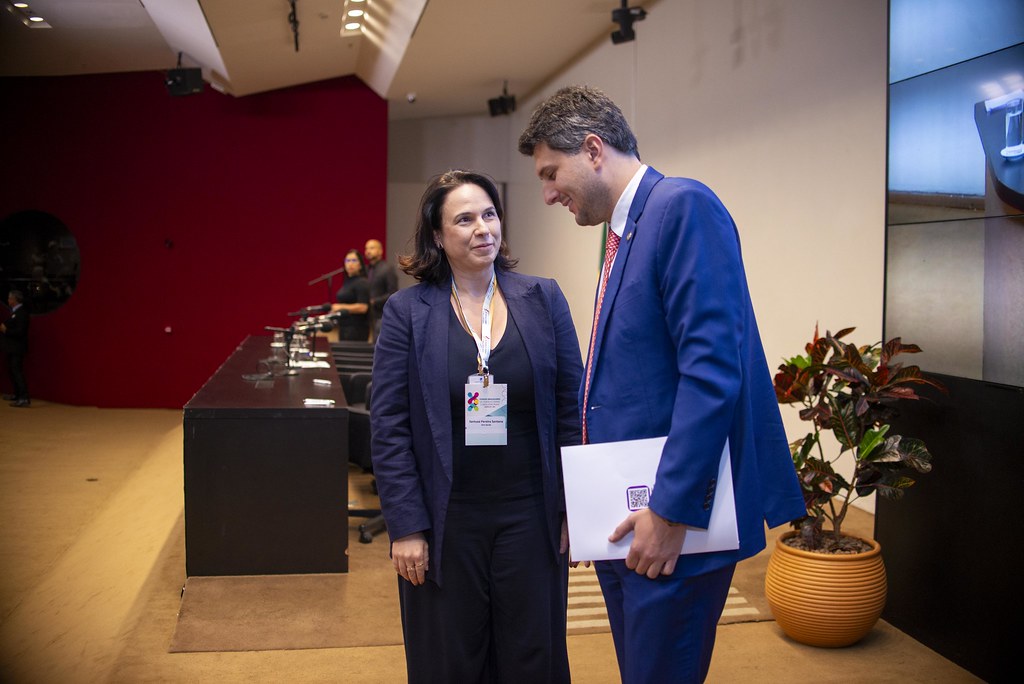 her_9614_54016774939_l