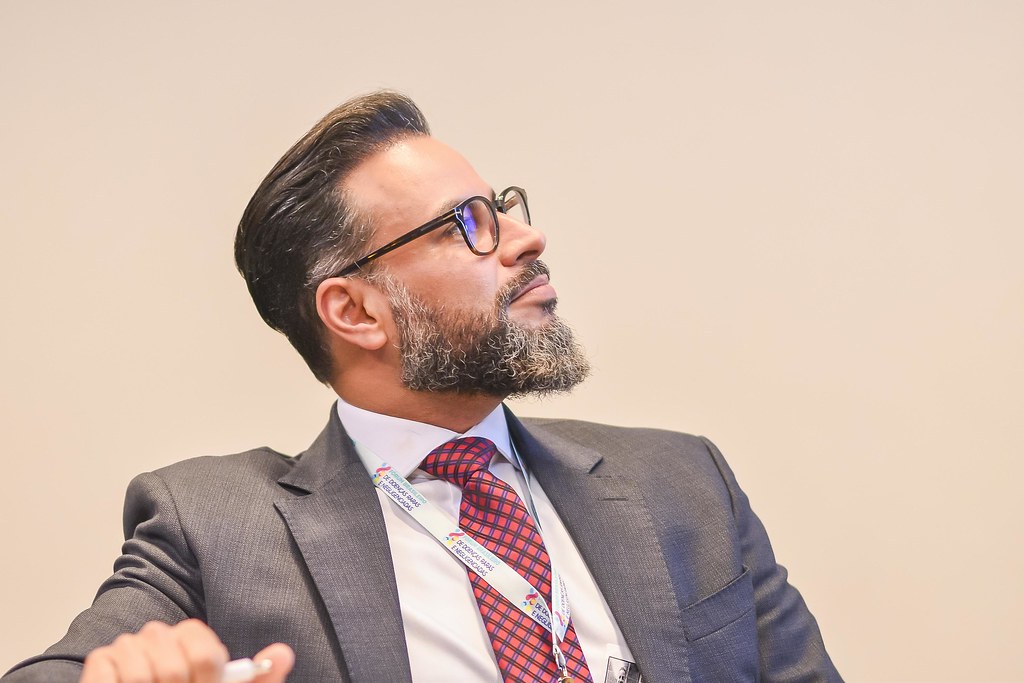 her_9686_54016622448_l