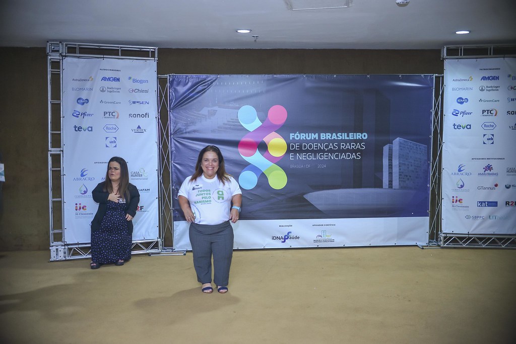 her_9696_54016829390_l